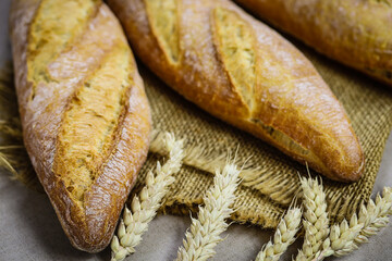 baguettes de pain française sur une table