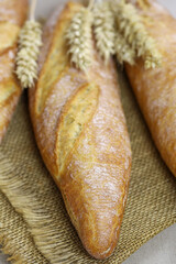 baguettes de pain française sur une table