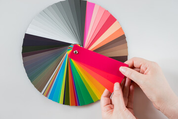 女性の両手と鮮やかな配色カード