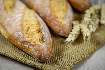 baguettes de pain française sur une table