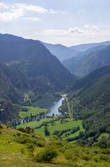 Lac dans les Pyrénées