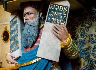 Rzeźba Abrahama trzymającego Dziesięć Przykazań - obrazy, fototapety, plakaty