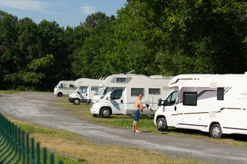 Vivez votre déconfinement en toute sécurité sur une aire de repos dans votre camping car pour vos vacances ou votre séjour en France dans votre intérieur sécurisé et aseptisé à l'abri du coronavirus © Ayma