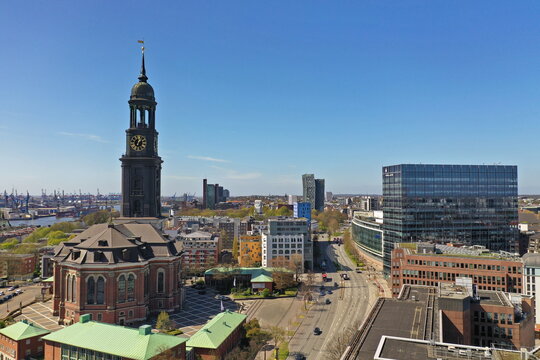Hamburg Michel, Hauptkirche St. Michaelis, Ludwig-Erhard-Stra&szlig;e, Blick Richtung Reeperbahn und Hafen