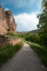 Ruta de senderismo entre montañas, camino solitario