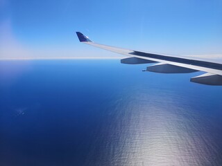 Naklejka premium Fliegen über Meer