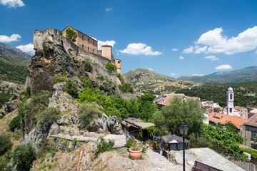 Obraz premium Burg über Altstadt von Corte auf Korsika