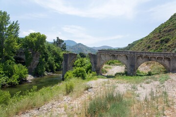 Fototapeta na wymiar Eingestürzte Brücke am le Golo auf Korsika