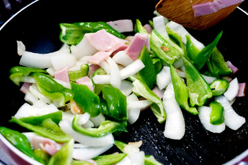 野菜炒め（料理中）