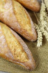 baguettes de pain française sur une table