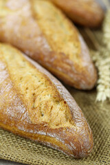 baguettes de pain française sur une table