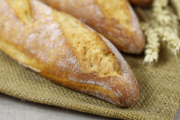 baguettes de pain française sur une table