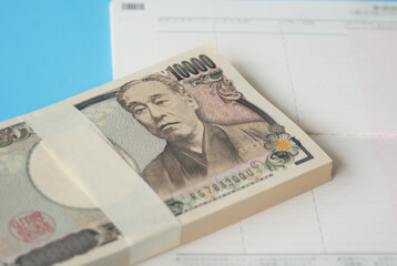 100万円の帯封現金と預金通帳