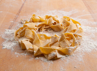 pasta de italia fresca sobre tabla de madera. fresh italian pasta on wooden board.