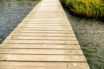Holzsteg &uuml;ber einen See.