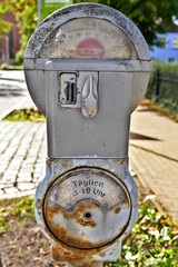 Alte, defekte und rostige Parkuhr, mechanisch.
