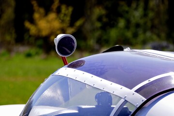 R&uuml;ckspiegel auf einem Flugzeug. Ausschnitt.