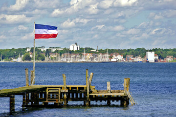Blick &uuml;ber die Kieler F&ouml;rde mit Steg und Fahne