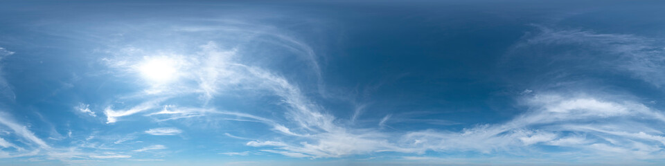 Nahtloses Panorama mit blau-weißem Himmel 360-Grad-Ansicht mit schöner Cirrus-Bewölkung zur Verwendung in 3D-Grafiken als Himmelskuppel oder zur Nachbearbeitung von Drohnenaufnahmen