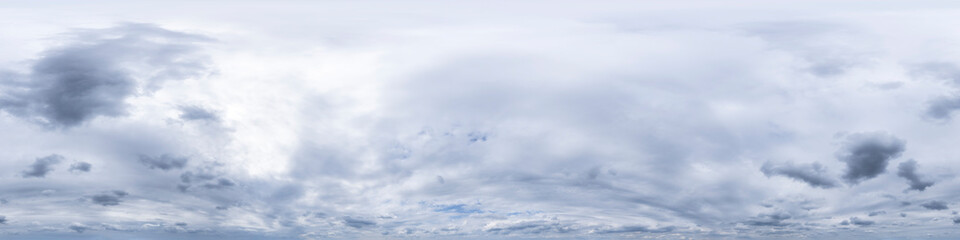 Nahtloses Panorama mit wolkigem Himmel 360-Grad-Ansicht zur Verwendung in 3D-Grafiken als Himmelskuppel oder zur Nachbearbeitung von Drohnenaufnahmen