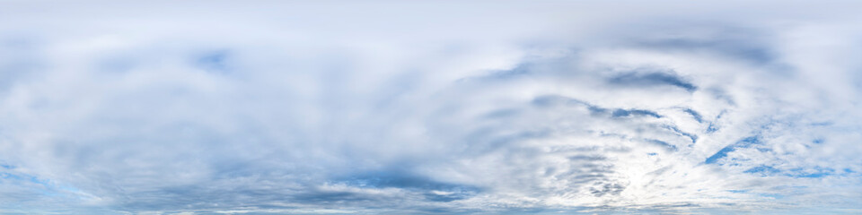 Nahtloses Panorama mit blau-weißem Himmel 360-Grad-Ansicht mit schönen Wolkenformationen zur Verwendung in 3D-Grafiken als Himmelskuppel oder zur Nachbearbeitung von Drohnenaufnahmen