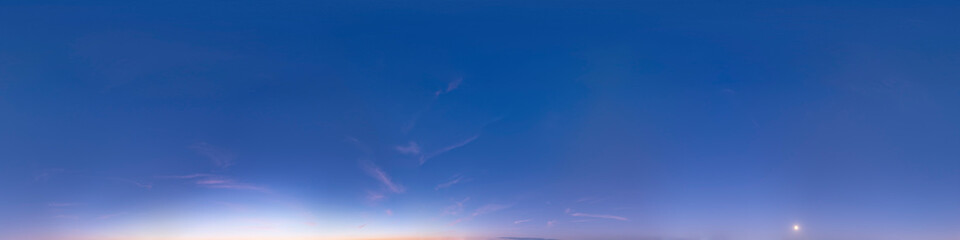 Nahtloses Panorama mit Sonnenuntergang - Himmel als 360-Grad-Ansicht zur Verwendung in 3D-Grafiken als Himmelskuppel oder zur Nachbearbeitung von Drohnenaufnahmen