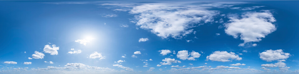 Obraz premium Nahtloses Panorama mit blau-weißem Himmel 360-Grad-Ansicht mit schönen Cumulus-Wolken zur Verwendung in 3D-Grafiken als Himmelskuppel oder zur Nachbearbeitung von Drohnenaufnahmen