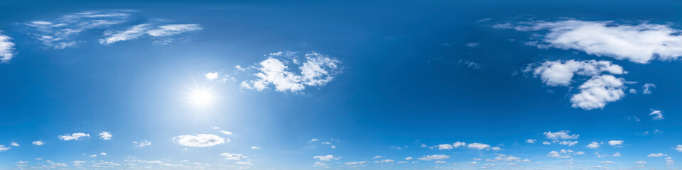 Obraz na płótnie Canvas Nahtloses Panorama mit blau-weißem Himmel 360-Grad-Ansicht mit schönen Cumulus-Wolken zur Verwendung in 3D-Grafiken als Himmelskuppel oder zur Nachbearbeitung von Drohnenaufnahmen