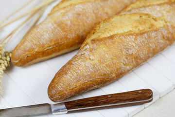 baguettes de pain française sur une table