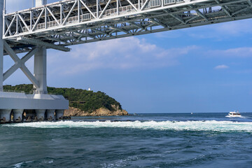 鳴門海峡の渦潮と大鳴門橋