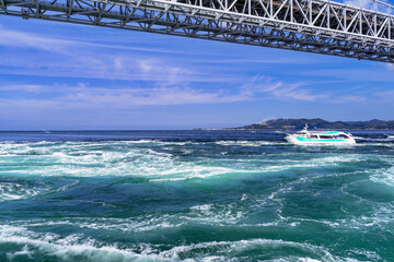 Fototapeta na wymiar 鳴門海峡の渦潮と大鳴門橋