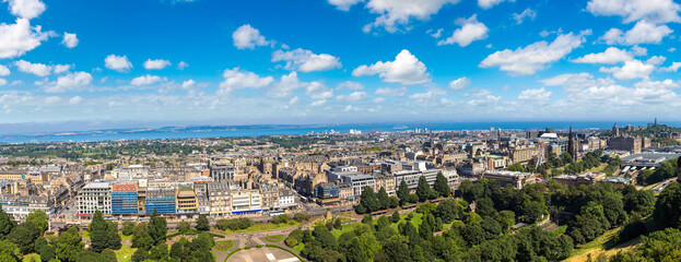 Obraz na płótnie Canvas Panoramic view of Edinburgh, Scotland