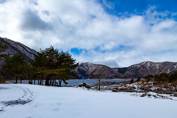 春の本栖湖と雪　山梨　３月