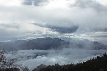 早春の山梨の山と雲海