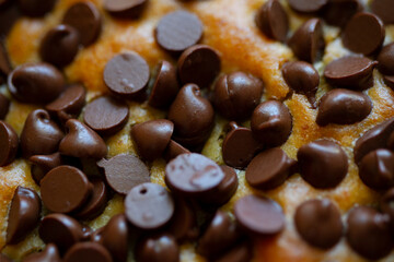 gocce di cioccolato macro su torta 