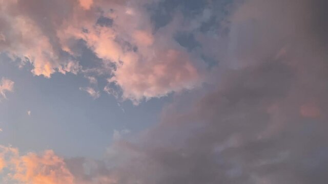 夕陽に染まる綿雲 積雲 背景に青空