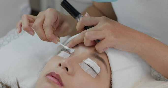 Woman perm her eyelash at beauty salon