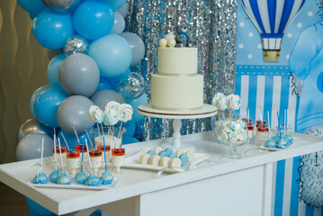 birthday table decoration, cake for children