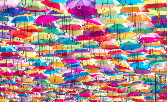 Cores de guarda-chuvas  na rua