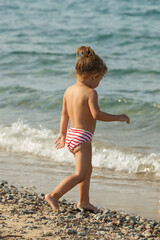Fototapeta na wymiar little girl on the sea