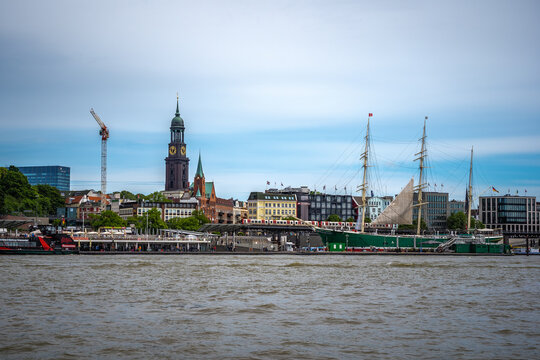 Norderelbe, Stadtpanorama am Elbufer mit Museumsschiff Rickmer Rickmers