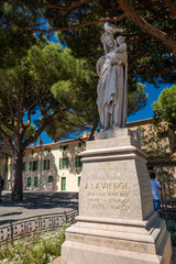 Obraz premium The monument to the Virgin Mary in Cannes