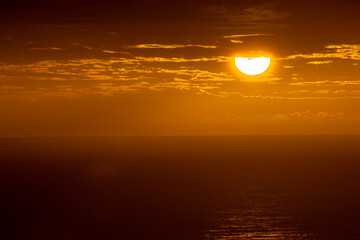 Sonnenaufgang hinter Wolken