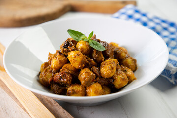Gnocchis with red pesto and chicken