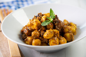 Gnocchis with red pesto and chicken