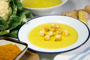 Cauliflower soup with ginger and curry