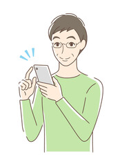 スマホを操作して笑顔の男性