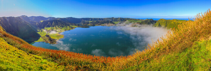 Obraz premium Panorama jeziora kraterowego Lagoa do mgły, słynna możliwość wędrówek na wyspie Sao Miguel, wyspy Azory, Portugalia