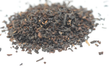 Schwarzer Tee in der Blattgröße Broken trocken (noch nicht gebrüht bzw. aufgegossen) mit weißem Hintergrund