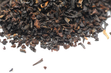 Schwarzer Tee in der Blattgröße Broken trocken (noch nicht gebrüht bzw. aufgegossen) mit weißem Hintergrund